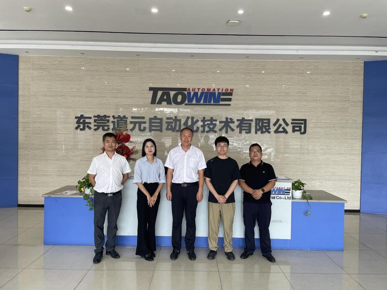 学院领导中秋前走访企业送温暖