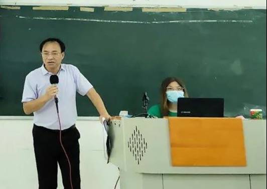 图片包含 男人, 站, 球拍, 女人

描述已自动生成