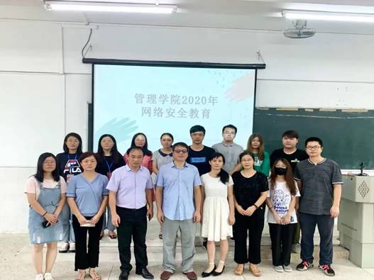 一群人站在一起合影

描述已自动生成