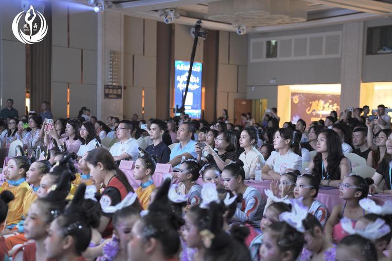 舞蹈汇演搭平台，就业育人谱新篇