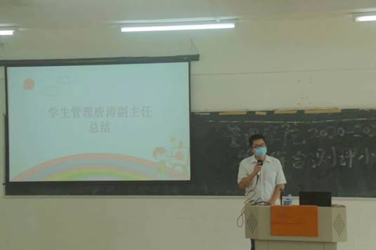 图片包含 男人, 室内, 天花板, 桌子

描述已自动生成