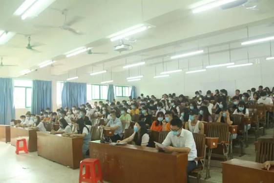 图片包含 室内, 天花板, 桌子, 房间

描述已自动生成