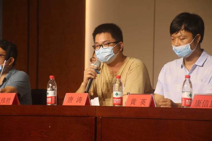 图片包含 室内, 人, 桌子, 红酒

描述已自动生成