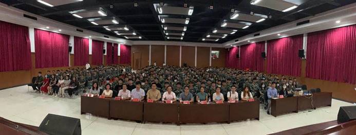 大厅里的人们

描述已自动生成