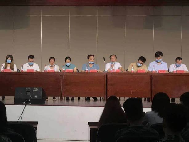 会议室里的人们

描述已自动生成