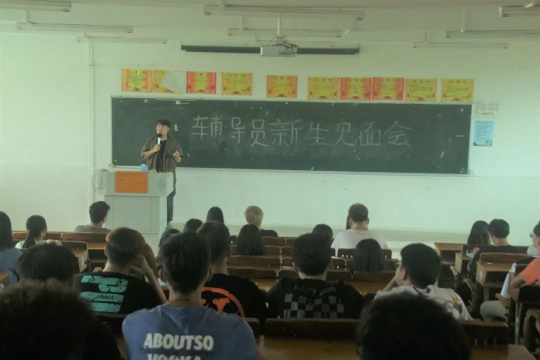 会议室里的人们 描述已自动生成