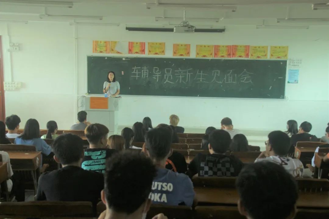一群人正在听演讲 描述已自动生成