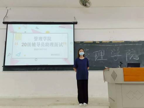 图片包含 男人, 站, 女人, 前

描述已自动生成