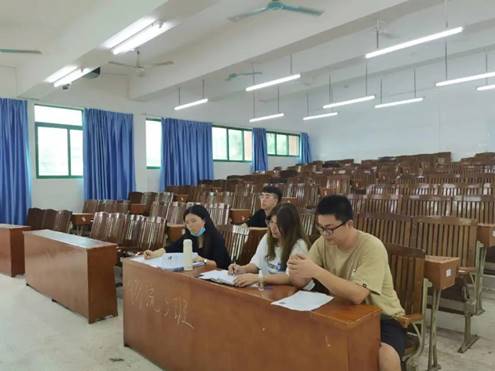 图片包含 室内, 天花板, 桌子, 房间

描述已自动生成