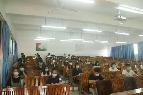 图片包含 室内, 天花板, 桌子, 场景

描述已自动生成