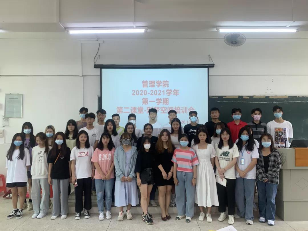 一群人站在一起  描述已自动生成