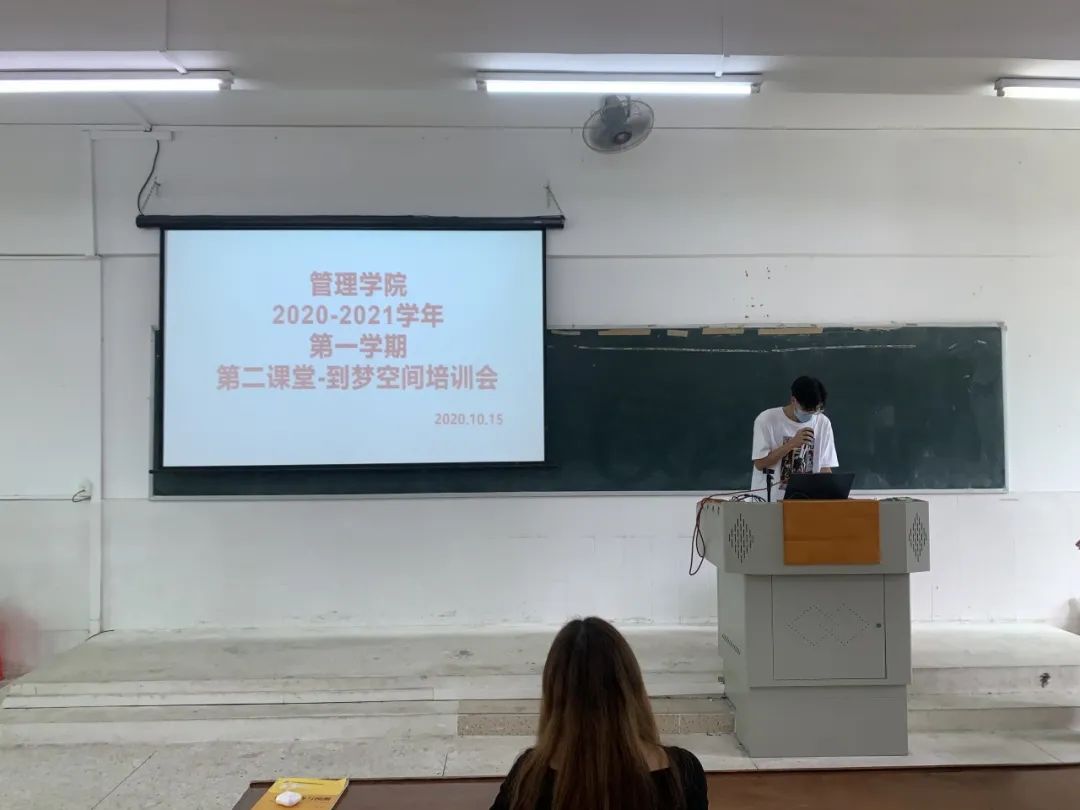 图片包含 室内, 人, 女人, 站  描述已自动生成